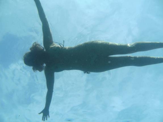 Nadando em piscina natural feita pelo mar, no sul de Aruba